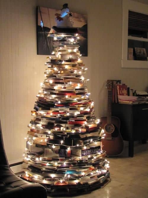 albero di Natale con libri e luci