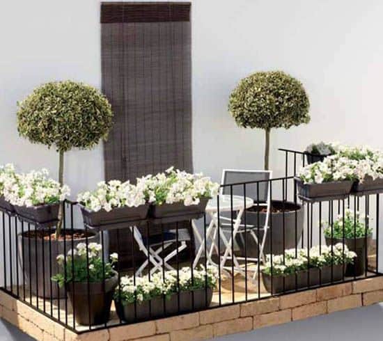 balconcino chic bianco e nero con piante ornamentali