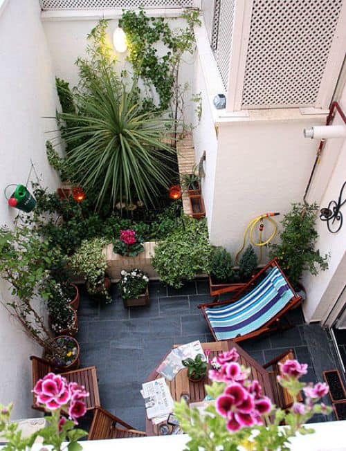 balcone con piante come disporre arredo per angolo di relax