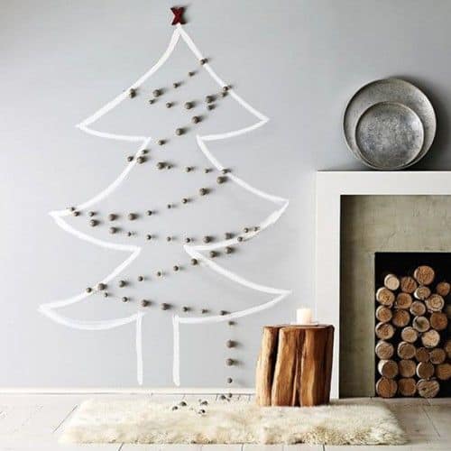 albero di Natale disegnato sul muro con lucine