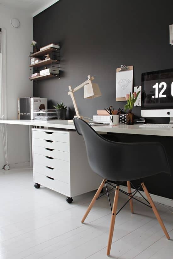 Ufficio fai da te: scrivania con cavalletti e lampada di legno!