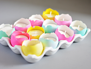 gusci d'uovo colorati con candele appoggiati su un portacandele