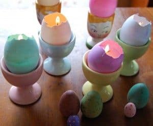 guscio d'uovo colorato con all'interno la candela 